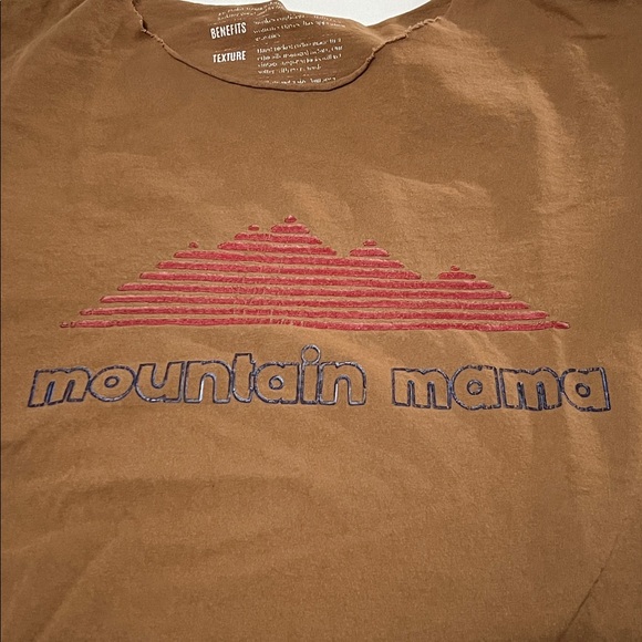 Pebby Forevee Pre-Cut Side Slit “Mountain Mama” T-Shirt - Picture 4 of 4